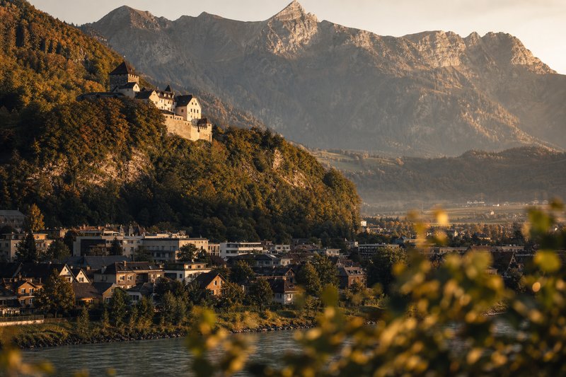 Der Finanzplatz Liechtenstein: Schloss Vaduz über dem Rheintal
